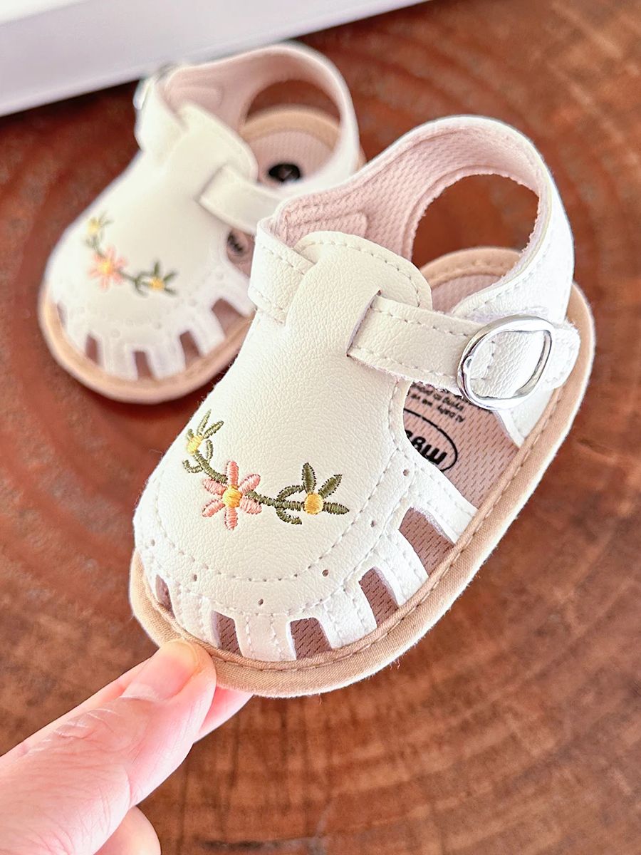 TinyPetals – Comodidad y estilo: sandalias para bebé con bordado floral