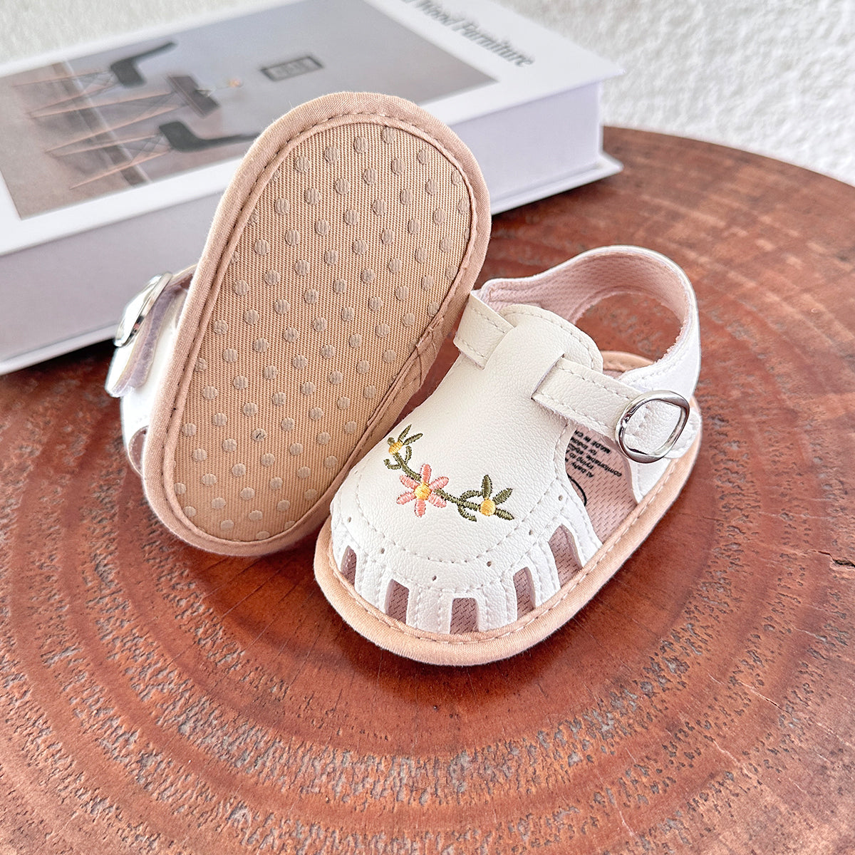 TinyPetals – Comodidad y estilo: sandalias para bebé con bordado floral