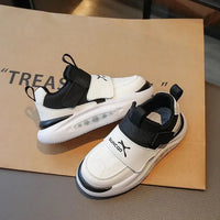 Thumbnail for KidStride – Modernas y funcionales: zapatillas con velcro