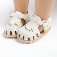 Thumbnail for TinyPetals – Comodidad y estilo: sandalias para bebé con bordado floral