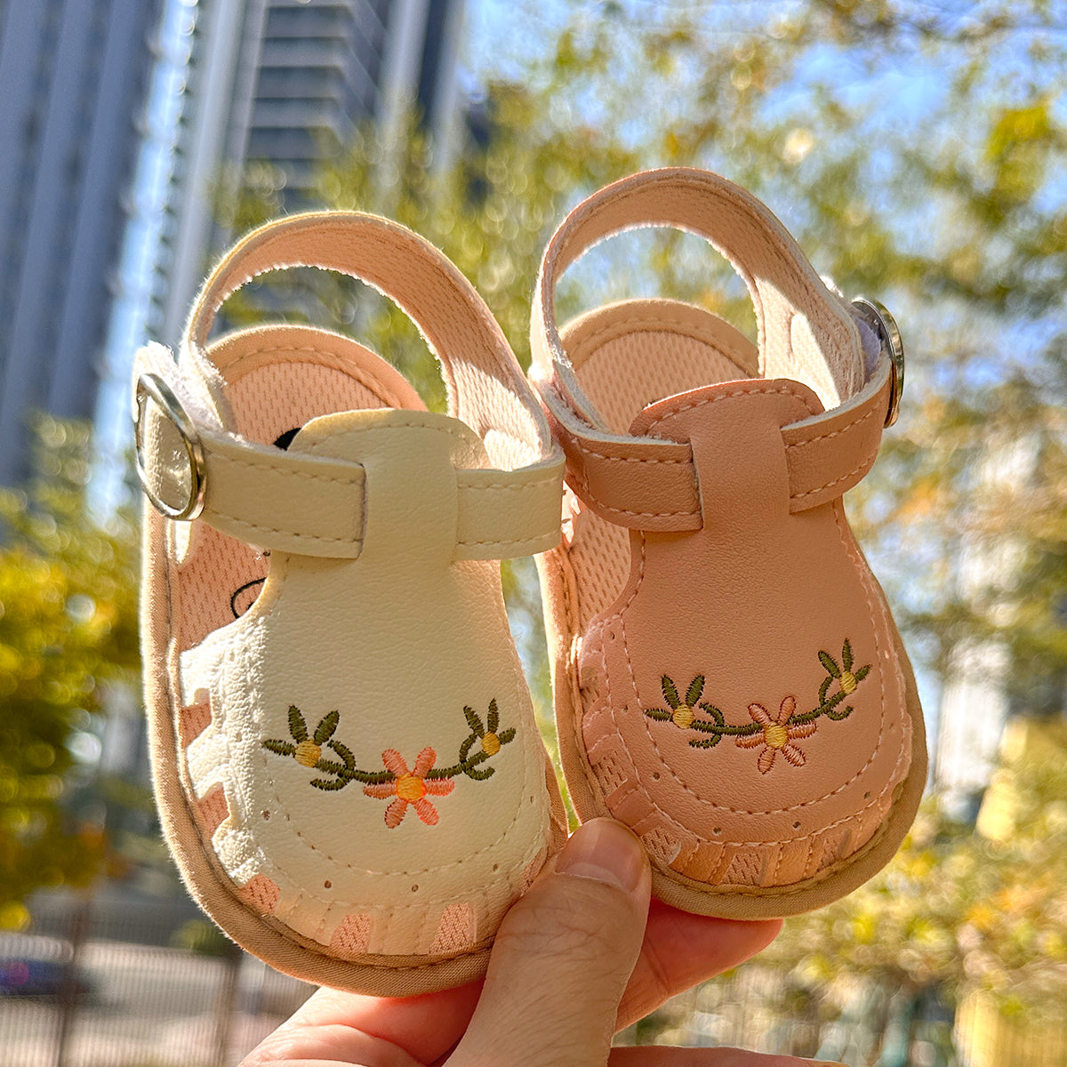 TinyPetals – Comodidad y estilo: sandalias para bebé con bordado floral