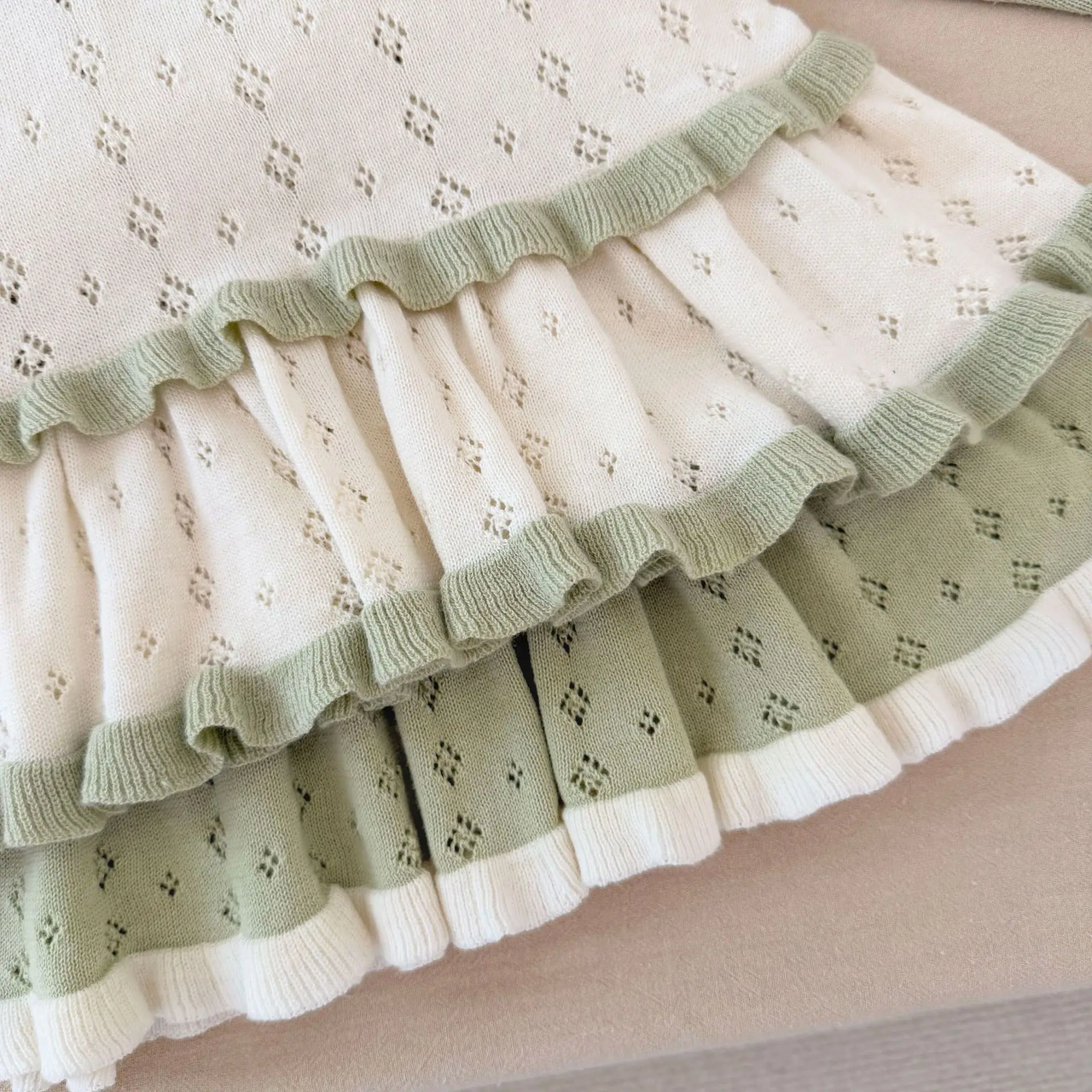 MiniBelle – Elegante y suave: vestido de punto para bebé con detalle de volantes