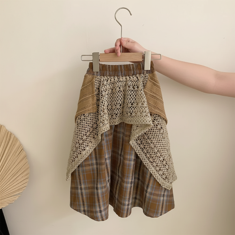 TinyTrends – Estilo boho chic y adorable: top de ganchillo con falda a cuadros