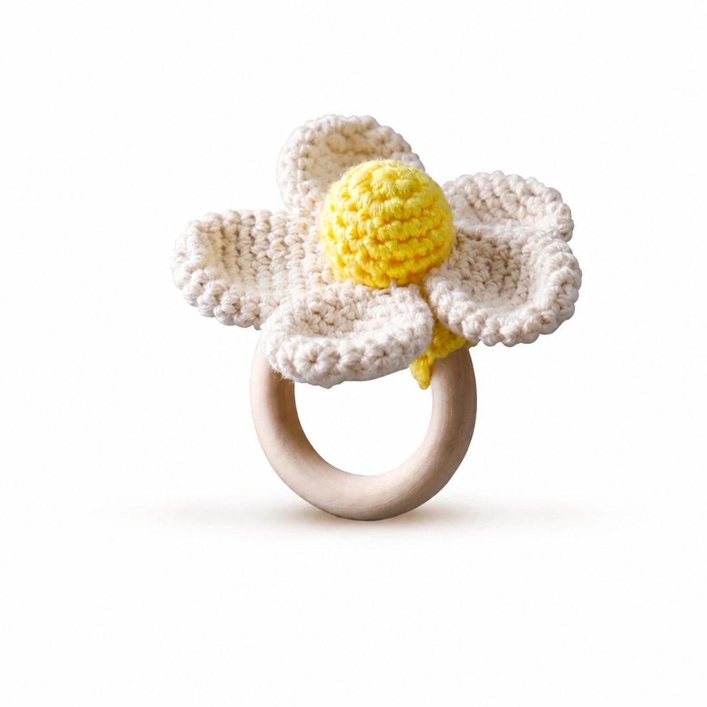 CuddleRattle – Suave y divertido – Sonajero de ganchillo para bebé con anillo de madera