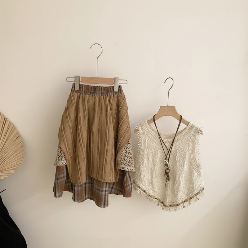TinyTrends – Estilo boho chic y adorable: top de ganchillo con falda a cuadros
