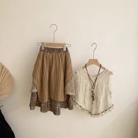 Thumbnail for TinyTrends – Estilo boho chic y adorable: top de ganchillo con falda a cuadros