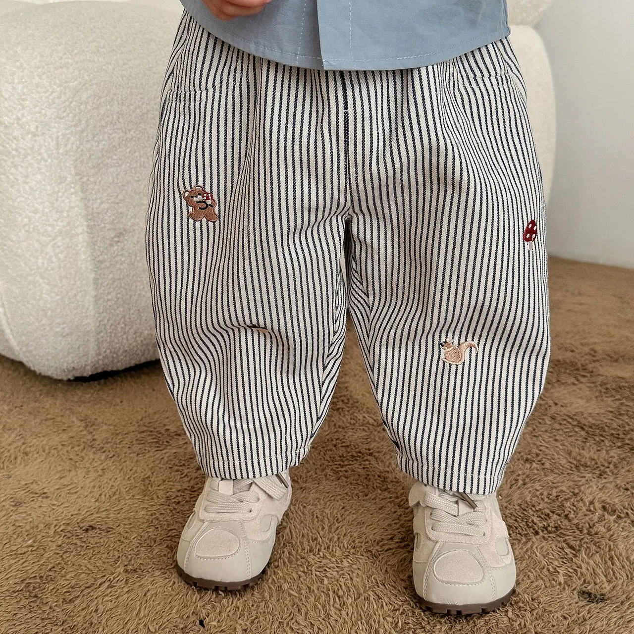 LittlePatch – Suaves y cómodos: pantalones para niños con detalles bordados