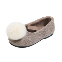 Thumbnail for SoftSteps –  Cálidos y suaves – Zapatitos de niña con pompón de felpa