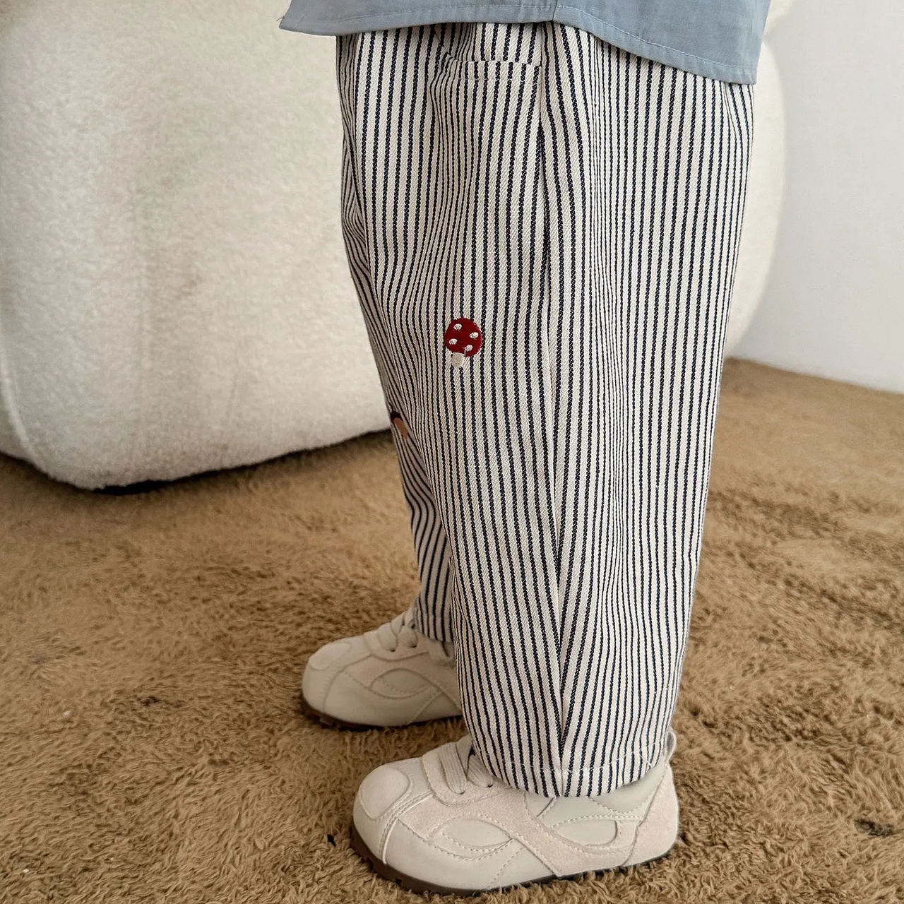LittlePatch – Suaves y cómodos: pantalones para niños con detalles bordados