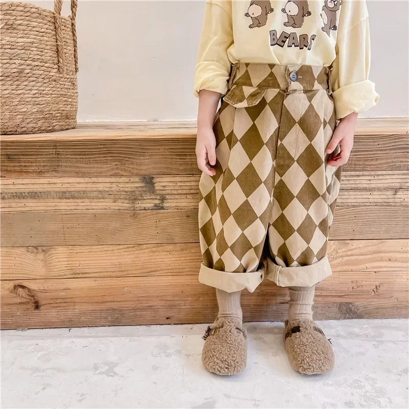 RetroBloom – Cómodos y divertidos: pantalones infantiles con estampado Argyle