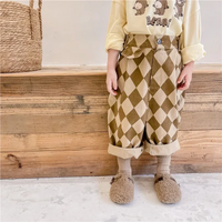 Thumbnail for RetroBloom – Cómodos y divertidos: pantalones infantiles con estampado Argyle
