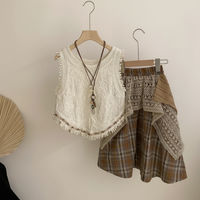 Thumbnail for TinyTrends – Estilo boho chic y adorable: top de ganchillo con falda a cuadros