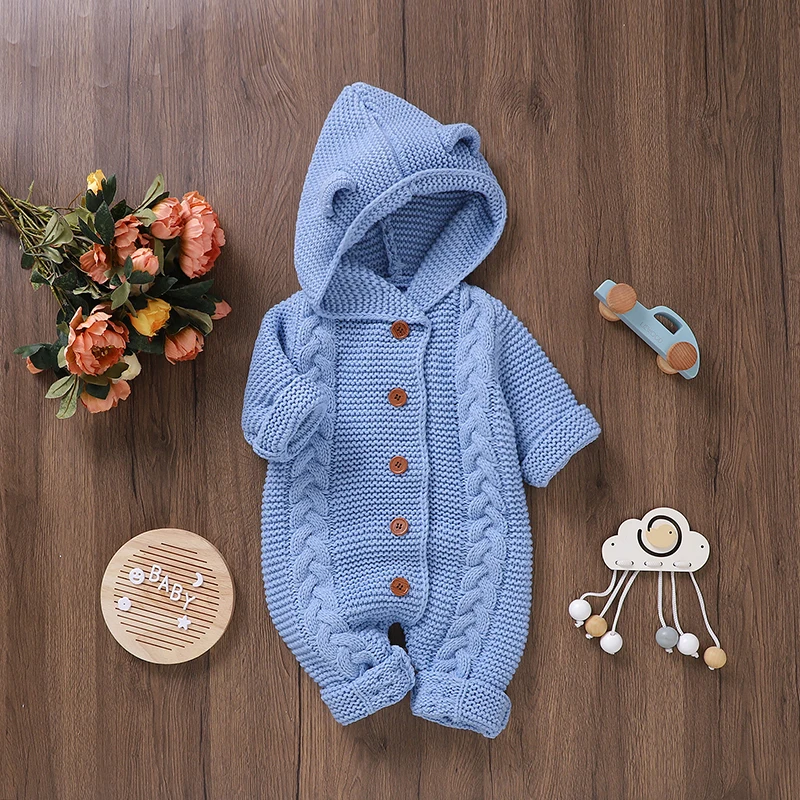 SoftKnit – Cálido y adorable: mono de punto con capucha para bebé