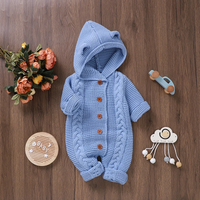 Thumbnail for SoftKnit – Cálido y adorable: mono de punto con capucha para bebé