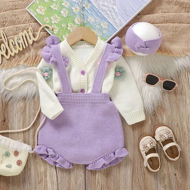 FloraKnit – Suave y adorable: conjunto para bebé con chaquetita, peto y diadema