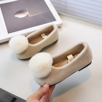 Thumbnail for SoftSteps –  Cálidos y suaves – Zapatitos de niña con pompón de felpa