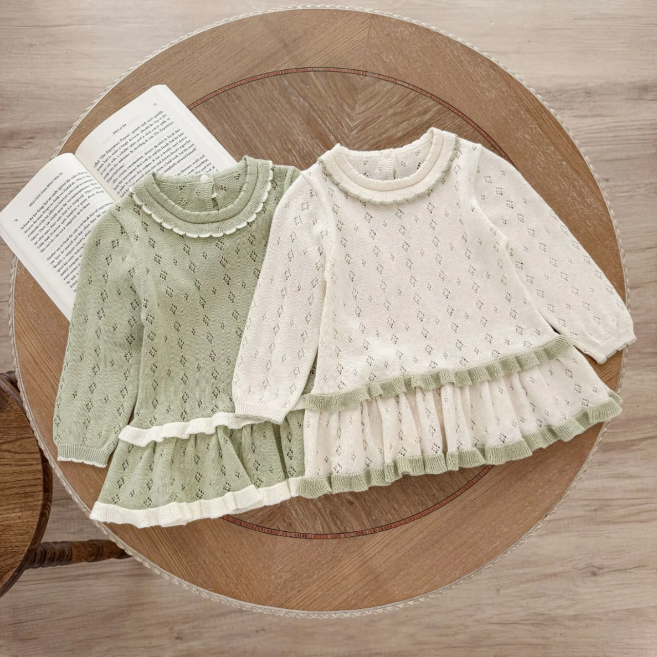 MiniBelle – Elegante y suave: vestido de punto para bebé con detalle de volantes