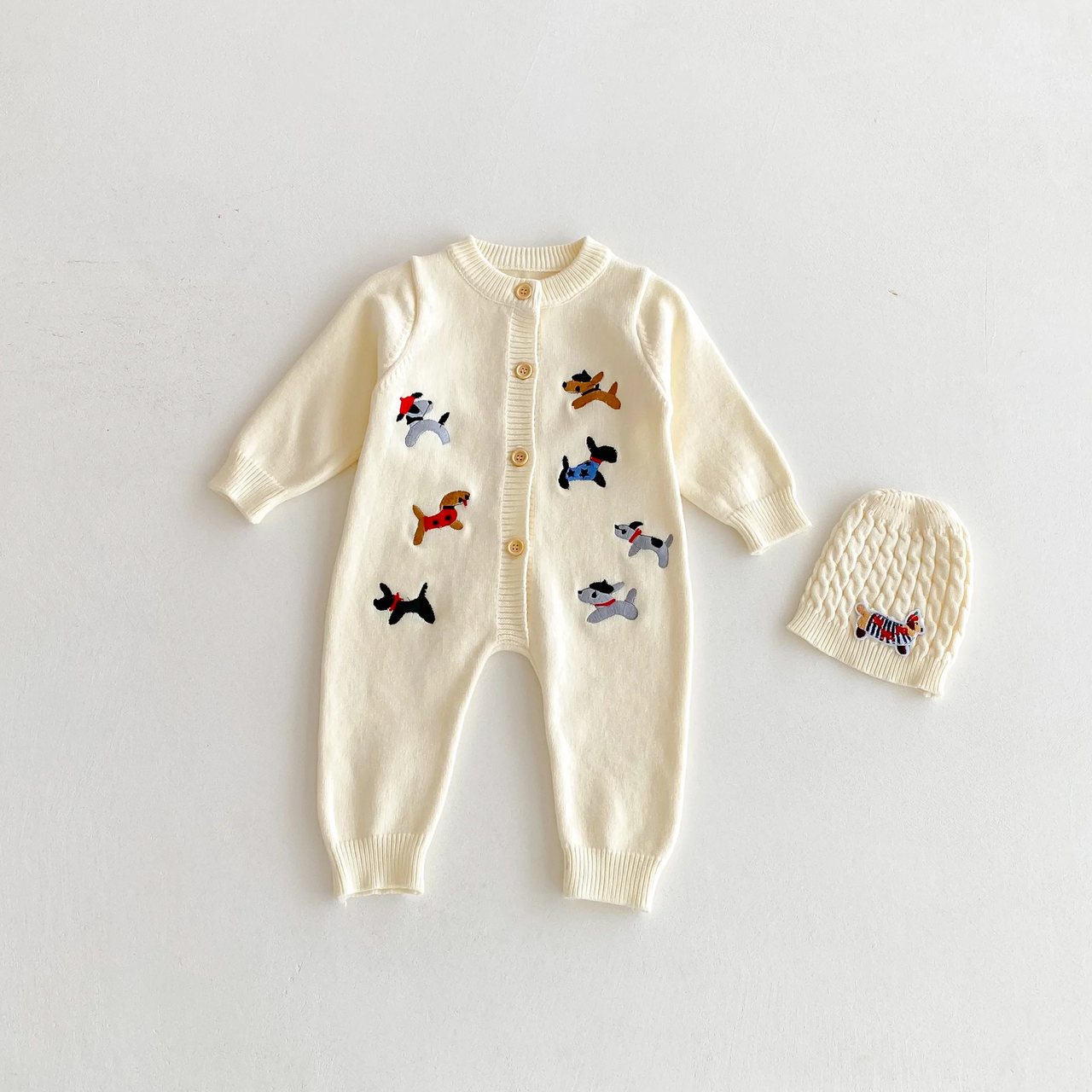 PlayfulKnit – Suave y adorable: mono de punto para bebé con estampado de perritos