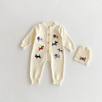 Thumbnail for PlayfulKnit – Suave y adorable: mono de punto para bebé con estampado de perritos