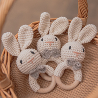 Thumbnail for CuddleRattle – Suave y divertido – Sonajero de ganchillo para bebé con anillo de madera