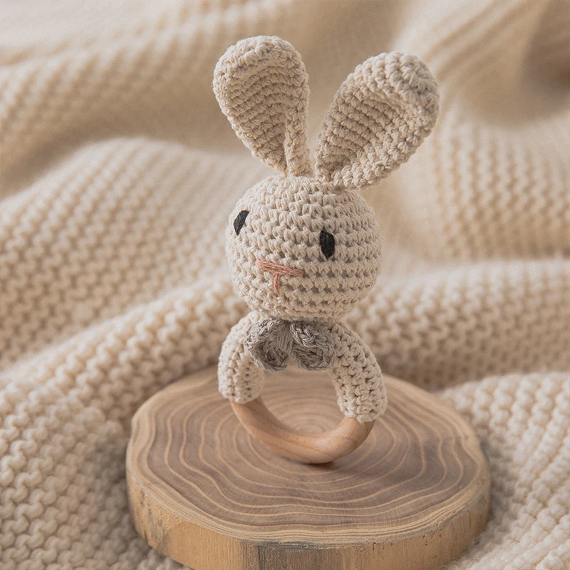 CuddleRattle – Suave y divertido – Sonajero de ganchillo para bebé con anillo de madera