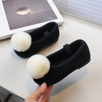 Thumbnail for SoftSteps –  Cálidos y suaves – Zapatitos de niña con pompón de felpa