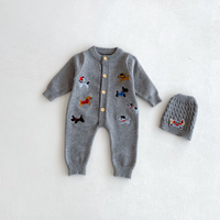 Thumbnail for PlayfulKnit – Suave y adorable: mono de punto para bebé con estampado de perritos