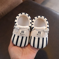 Thumbnail for TinyToes – Suaves y cálidos: primeros zapatitos para bebé con diseño a rayas