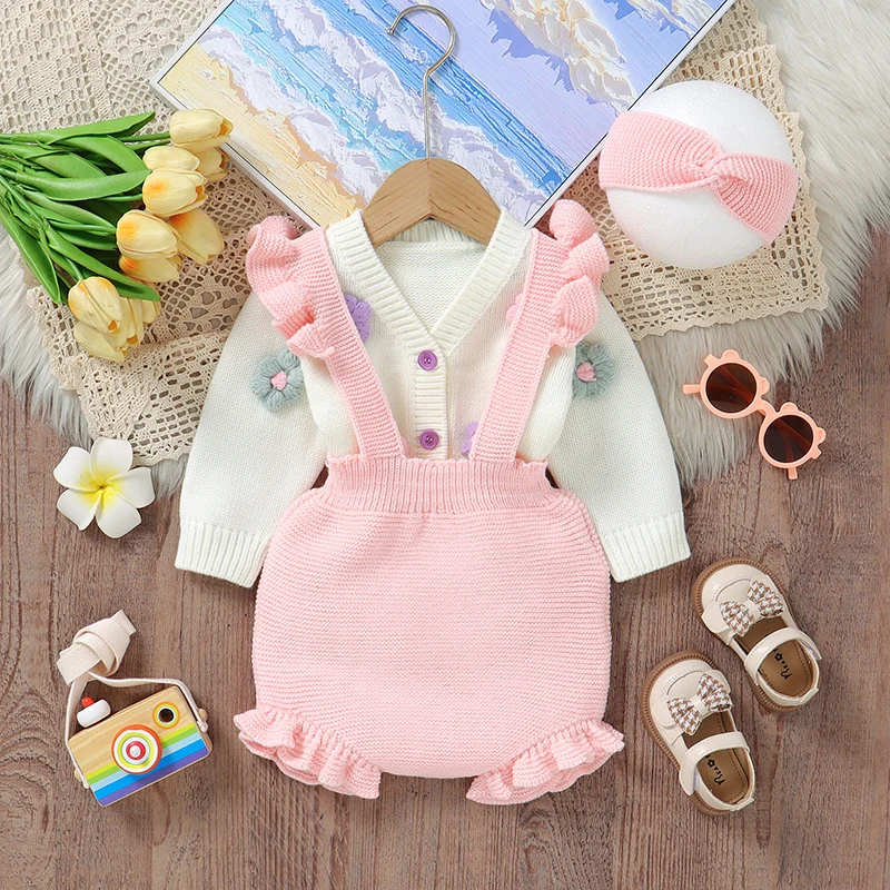 FloraKnit – Suave y adorable: conjunto para bebé con chaquetita, peto y diadema