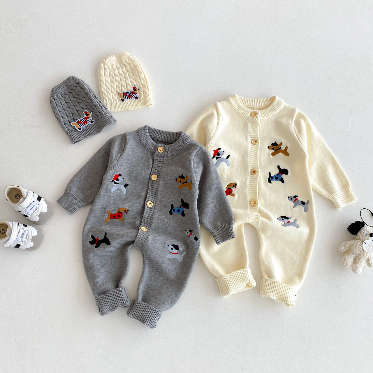 PlayfulKnit – Suave y adorable: mono de punto para bebé con estampado de perritos