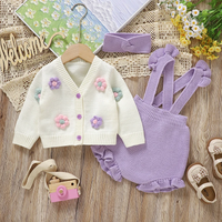 Thumbnail for FloraKnit – Suave y adorable: conjunto para bebé con chaquetita, peto y diadema