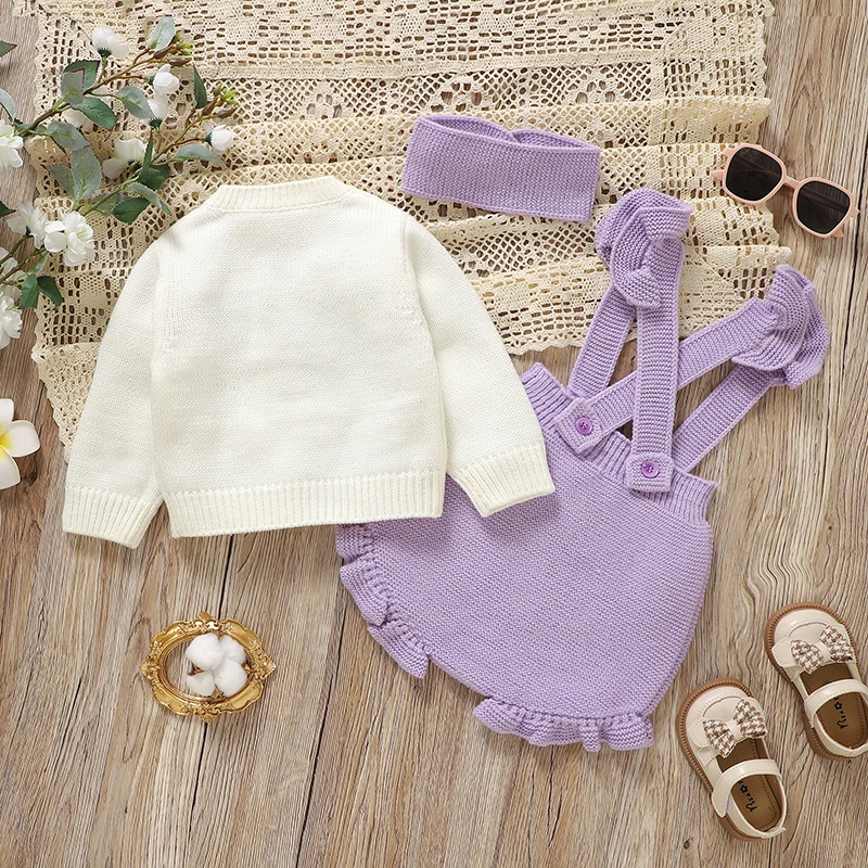 FloraKnit – Suave y adorable: conjunto para bebé con chaquetita, peto y diadema