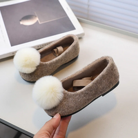 Thumbnail for SoftSteps –  Cálidos y suaves – Zapatitos de niña con pompón de felpa