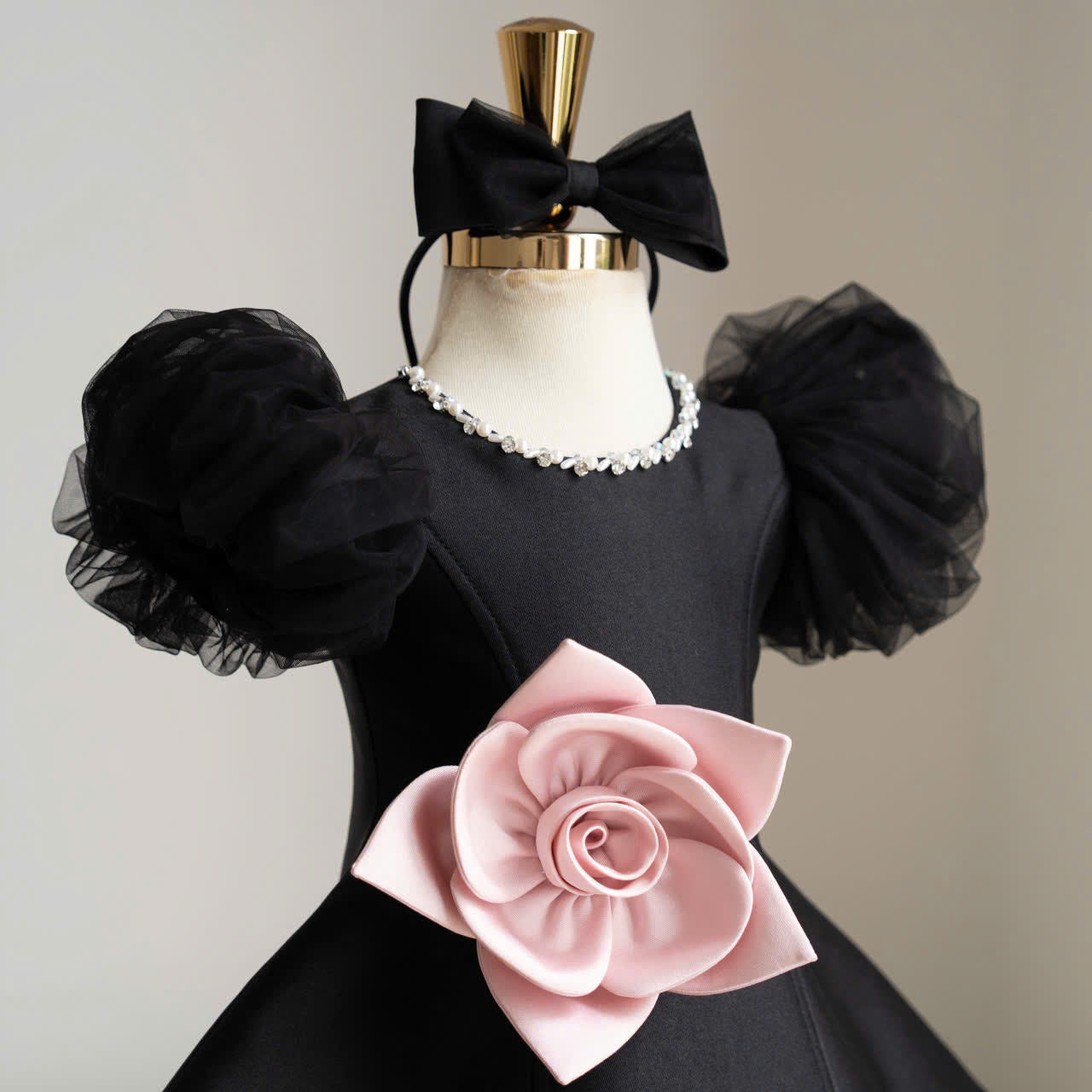 LittleRose – Elegante y festivo: vestido de niña con flor en 3D y mangas abullonadas