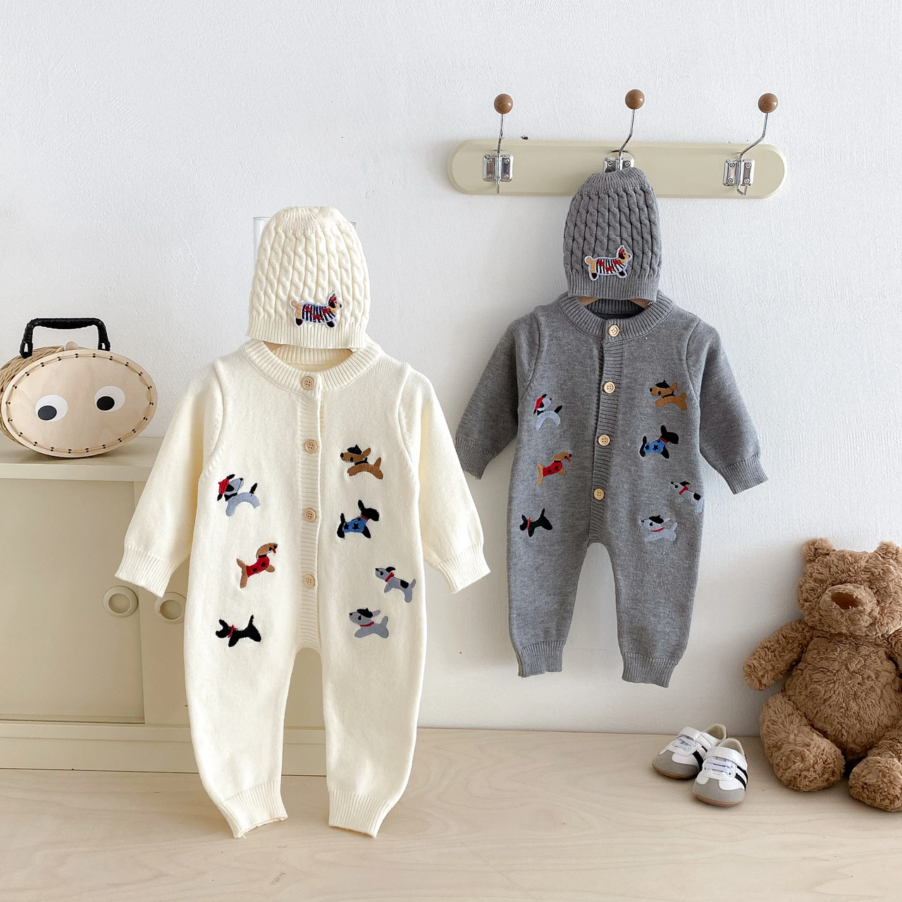 PlayfulKnit – Suave y adorable: mono de punto para bebé con estampado de perritos