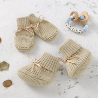 Thumbnail for Booties & Mittens – Suave y cálido: conjunto de guantes y patucos
