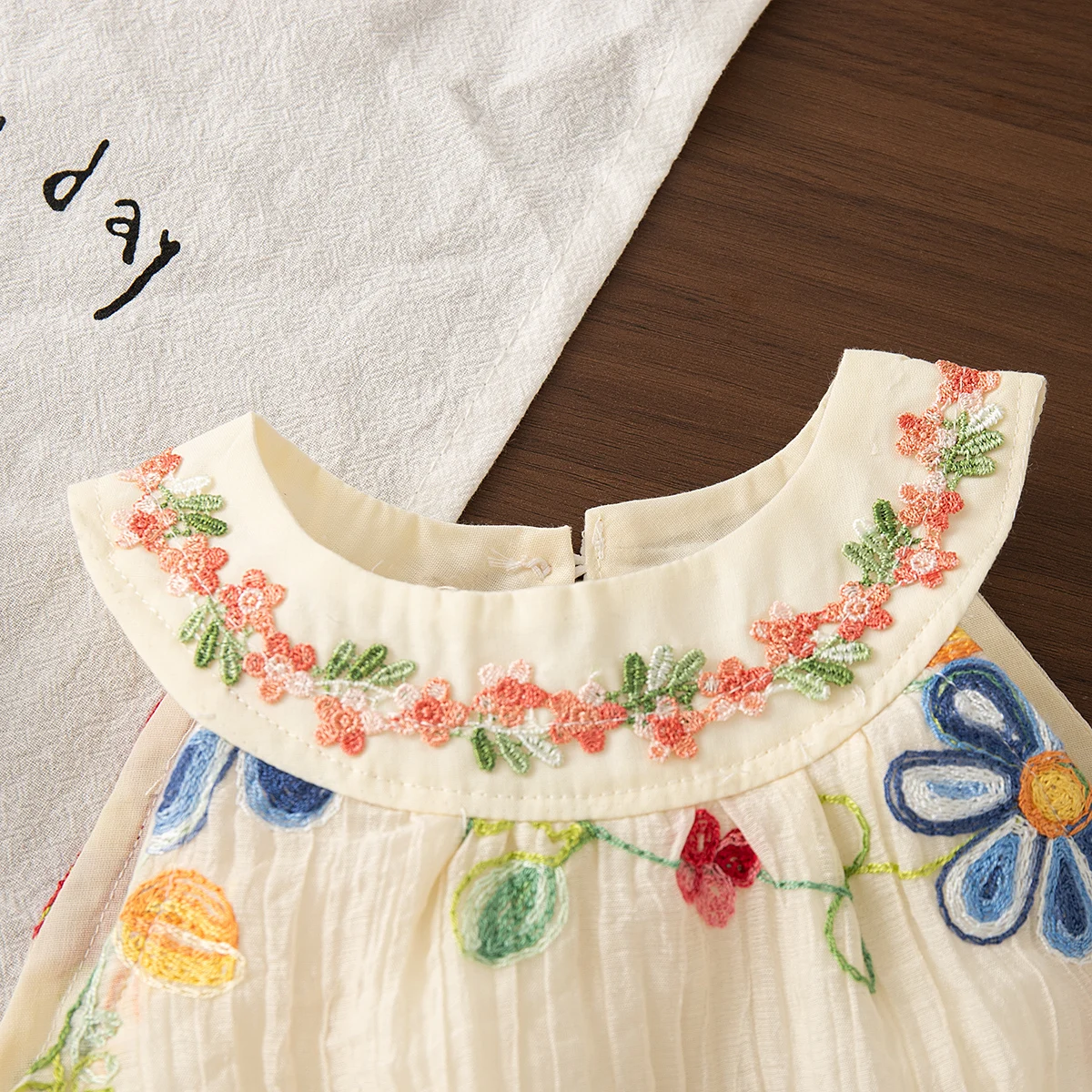 MiniFlora – Ligero y encantador: vestido bordado para niñas pequeñas