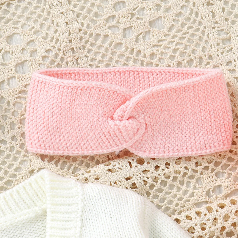 FloraKnit – Suave y adorable: conjunto para bebé con chaquetita, peto y diadema