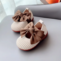 Thumbnail for SweetBow – Tierno y práctico: zapatitos de punto para bebé con lazo de mariposa