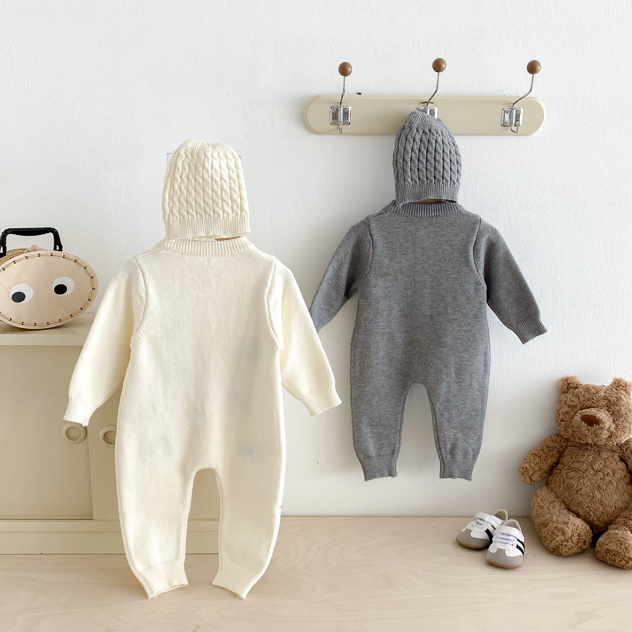 PlayfulKnit – Suave y adorable: mono de punto para bebé con estampado de perritos