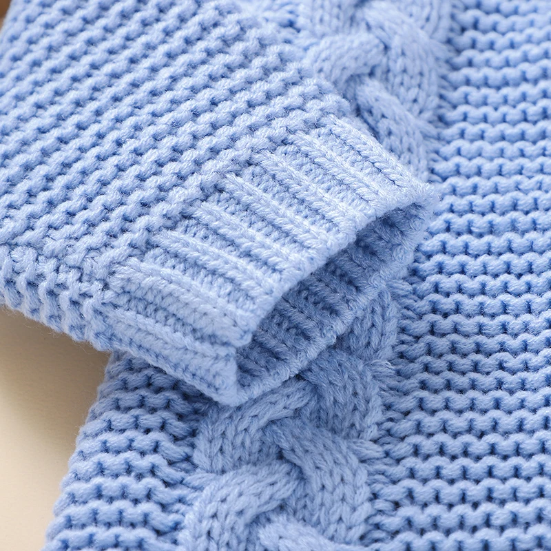 SoftKnit – Cálido y adorable: mono de punto con capucha para bebé