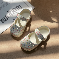 Thumbnail for FlowerFeet – Elegantes y cómodas: sandalias con motivos florales