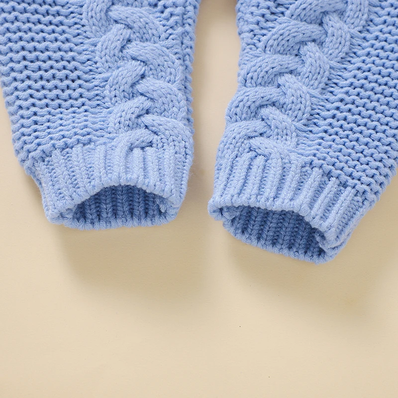 SoftKnit – Cálido y adorable: mono de punto con capucha para bebé