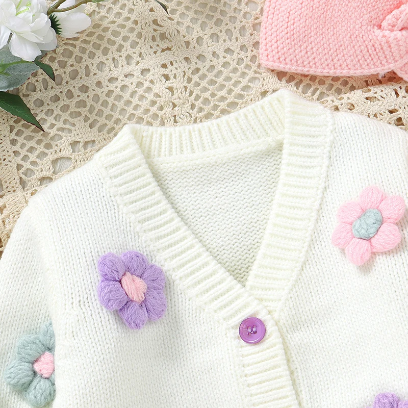 FloraKnit – Suave y adorable: conjunto para bebé con chaquetita, peto y diadema