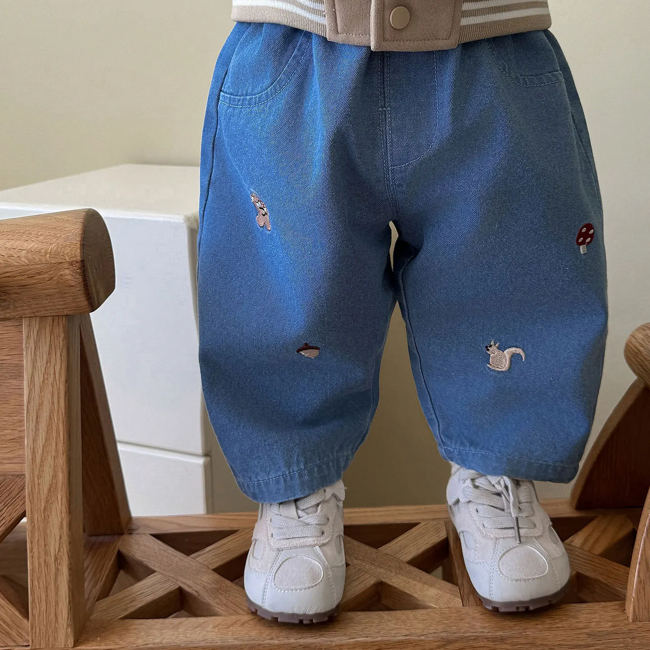 LittlePatch – Suaves y cómodos: pantalones para niños con detalles bordados