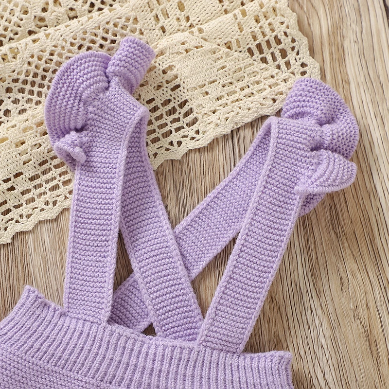 FloraKnit – Suave y adorable: conjunto para bebé con chaquetita, peto y diadema