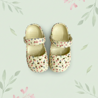 Thumbnail for FlowerFeet – Elegantes y cómodas: sandalias con motivos florales