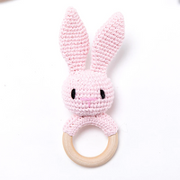 Thumbnail for CuddleRattle – Suave y divertido – Sonajero de ganchillo para bebé con anillo de madera