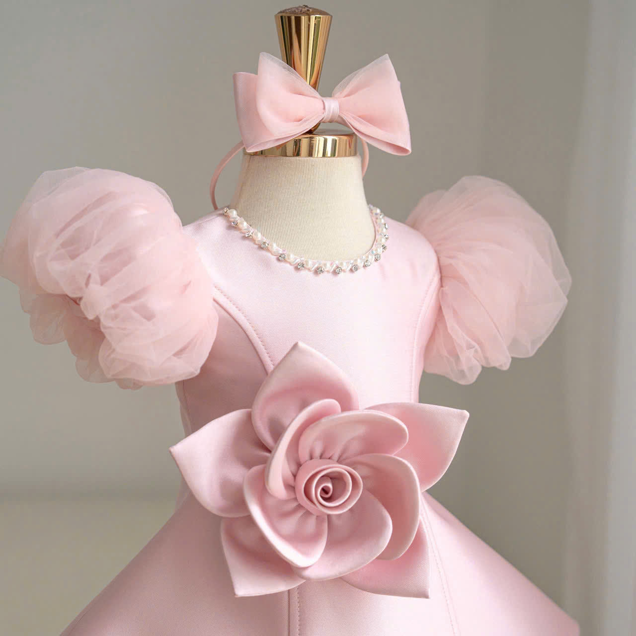 LittleRose – Elegante y festivo: vestido de niña con flor en 3D y mangas abullonadas