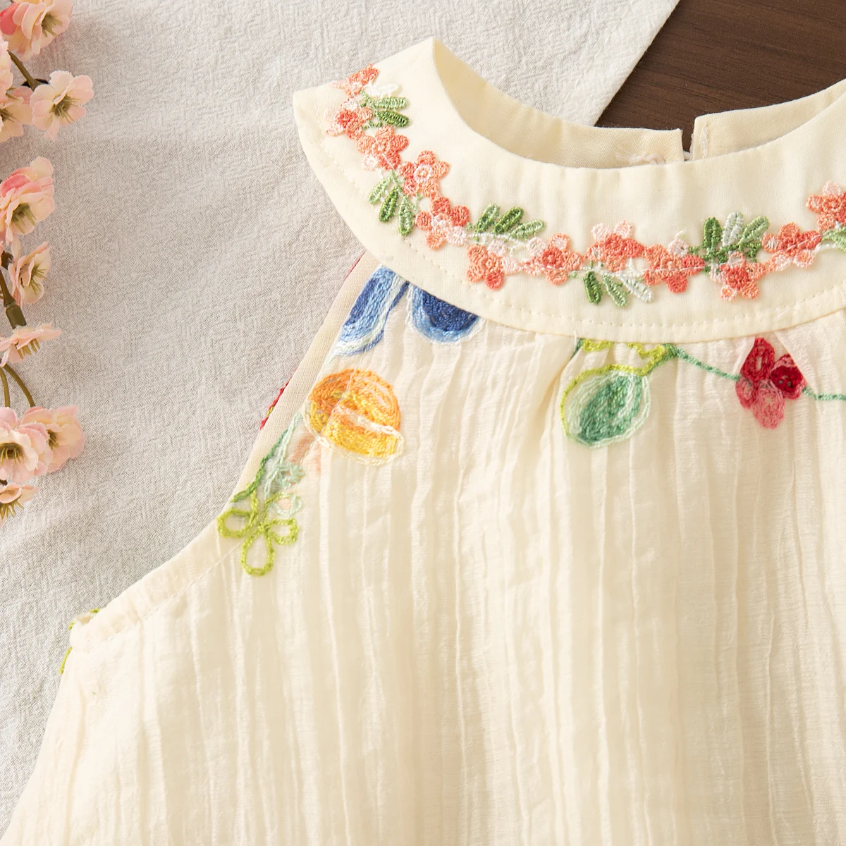 MiniFlora – Ligero y encantador: vestido bordado para niñas pequeñas